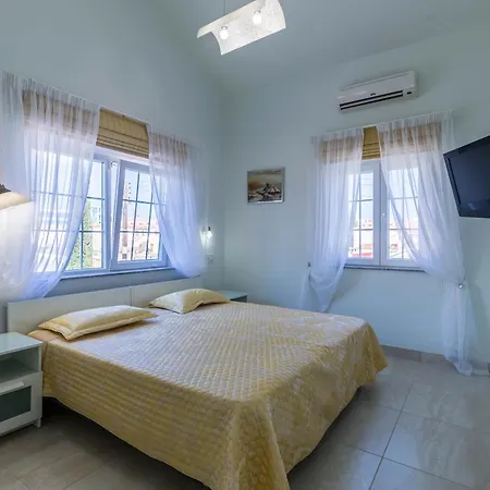 Seafront Napa Star 5 Bedrooms * Ayía Nápa